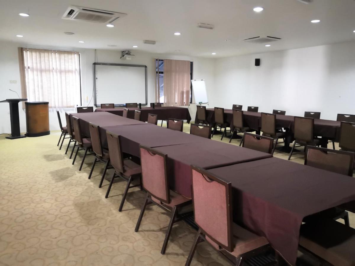 Alia Residence Business Resort Padang Mat Sirat Bagian luar foto